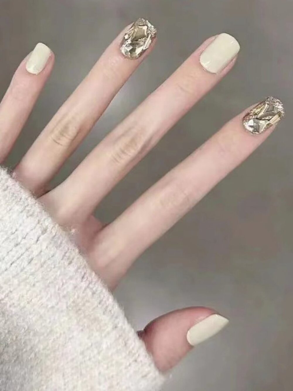 30pcs Short Square Creamy White Glitter Rhinestone Textured Fake Nail